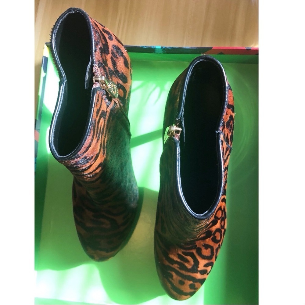 C Wonder Gold Heel Bootie NIB - Picture 6 of 14